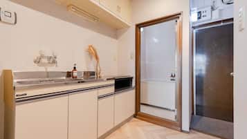 Basic Apartment, Non Smoking, City View | Private kitchen