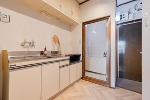Departamento básico, para no fumadores, vista a la ciudad | Cocina privada