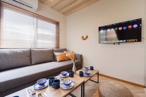 Basic Apartment, City View | Living area