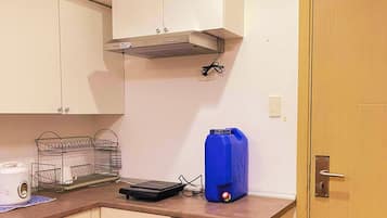 Standard Condo, 1 Bedroom, Balcony, City View | Private kitchen | Electric kettle