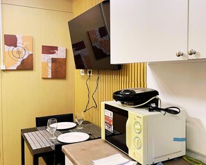 Apartamento estándar, 1 habitación, balcón, vistas a la ciudad | Servicio de comidas en la habitación