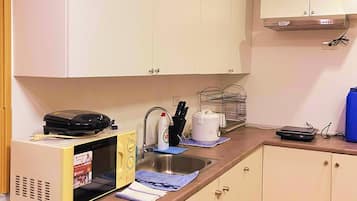 Standard Condo, 1 Bedroom, Balcony, City View | Private kitchen