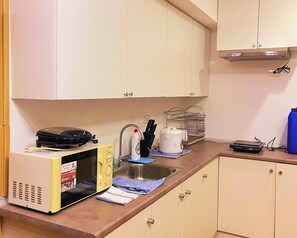 Apartamento estándar, 1 habitación, balcón, vistas a la ciudad | Cocina privada | Hervidor eléctrico