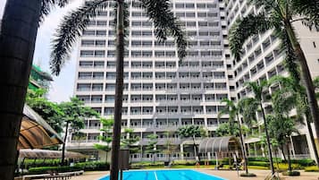 2 kolam renang outdoor, dengan payung kolam renang dan kursi berjemur