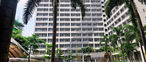 2 buitenzwembaden, parasols bij het zwembad en ligstoelen