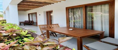 تناول الطعام بالخارج