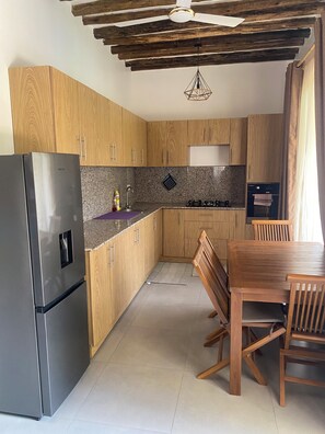 Refrigerador, horno, parrilla de estufa y cafetera y tetera