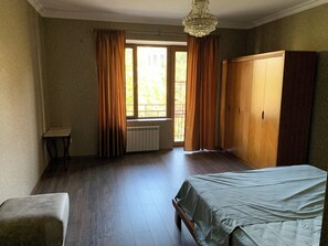 3 bedrooms, desk, iron/ironing board, free WiFi