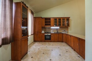 Oven, stovetop, coffee/tea maker, electric kettle