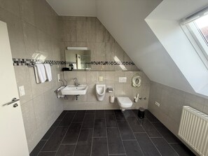 Dusj, hårføner og håndklær