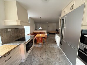 Microondas, placa de cocina, lavavajillas, cafetera/tetera