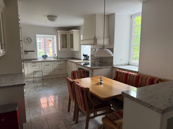 Microwave, stovetop, dishwasher, coffee/tea maker
