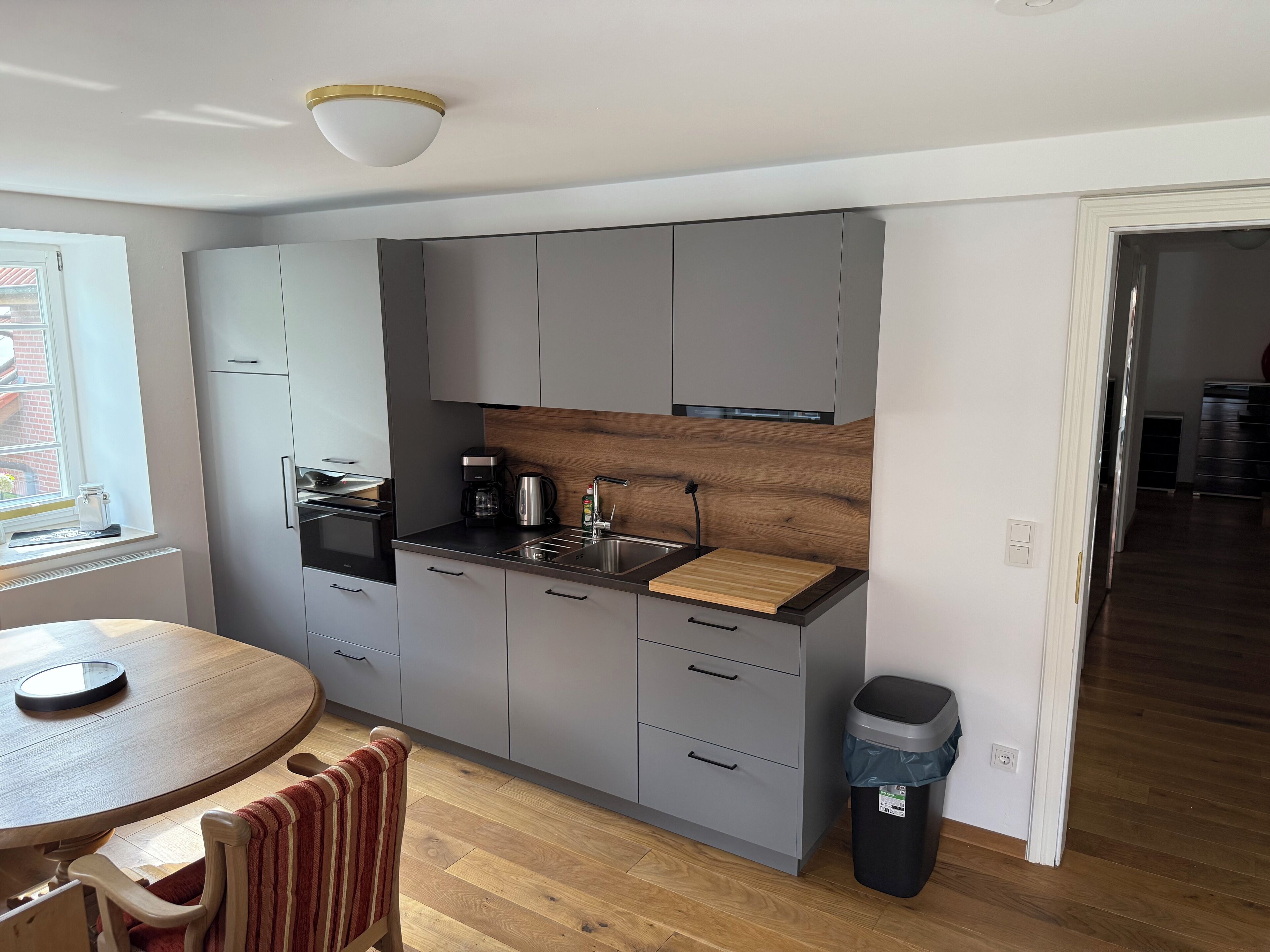 Kühlschrank, Mikrowelle, Herdplatte, Wasserkocher mit Kaffee-/Teezubehör