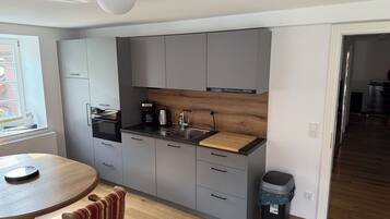 Kühlschrank, Mikrowelle, Herdplatte, Wasserkocher mit Kaffee-/Teezubehör