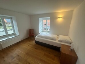 3 habitaciones, tabla de planchar con plancha y acceso a internet 