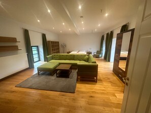 3 bedrooms, iron/ironing board, internet, bed sheets