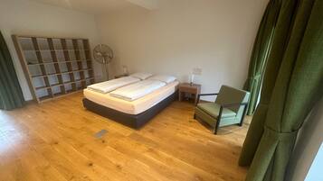 3 bedrooms, iron/ironing board, internet, bed sheets
