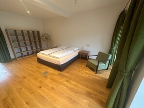 3 bedrooms, iron/ironing board, Internet, bed sheets