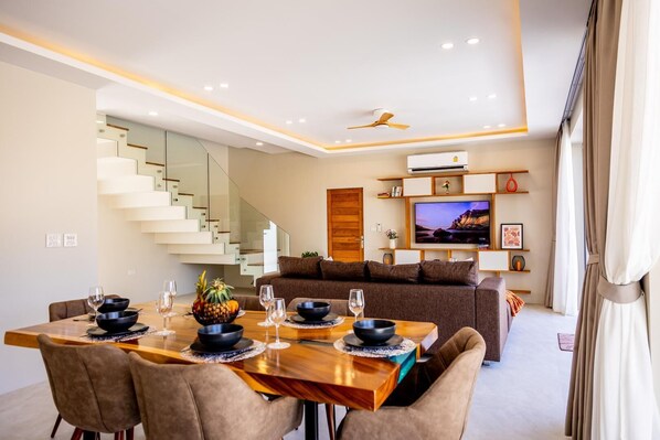 Villa, balcon, vue sur la piscine | Aire de séjour