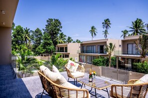 Villa, balcon, vue sur la piscine | Terrasse/patio