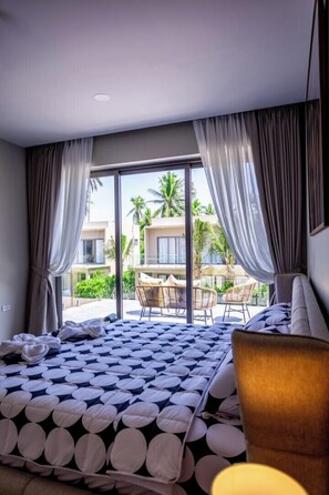 Vila, sacada, vista para a piscina | Cofres nos quartos, ferros/tábuas de passar roupa, Wi-Fi de cortesia