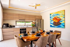 Vila, sacada, vista para a piscina | Cozinha privada
