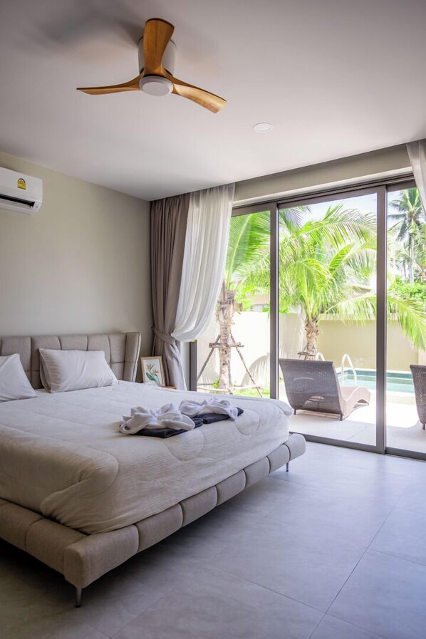 Vila, sacada, vista para a piscina | Cofres nos quartos, ferros/tábuas de passar roupa, Wi-Fi de cortesia