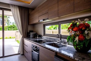 Villa, balcon, vue sur la piscine | Cuisine privée