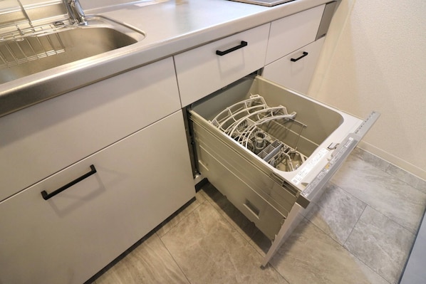 Basic Apartment, Non Smoking, City View | Private kitchen