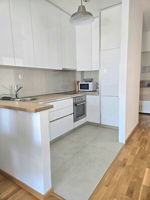 Refrigerador, microondas, horno, placa de cocina