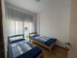 2 habitaciones, tabla de planchar con plancha y acceso a internet