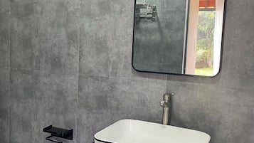Een douche, een bubbelbad, een haardroger, een bidet