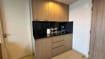 Apartment, 2 Bedrooms, Accessible, Smoking | Private kitchen