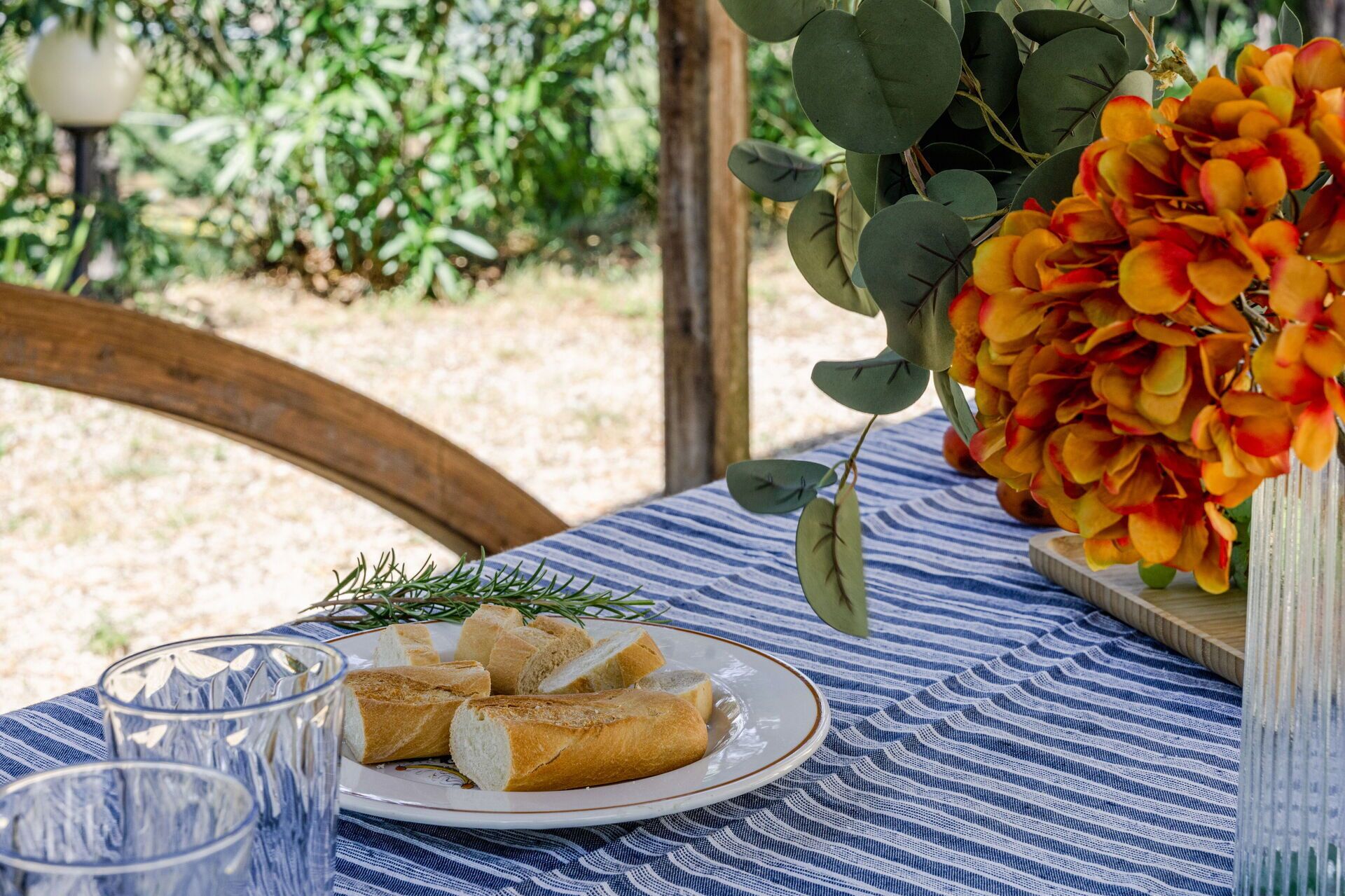 Tableware, Furniture, Table, Tablecloth, Serveware, Dishware, Linens, Cut Flowers, Drinkware