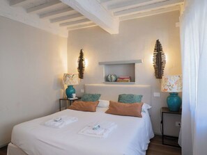 1 habitación, tabla de planchar con plancha y cuna de viaje 