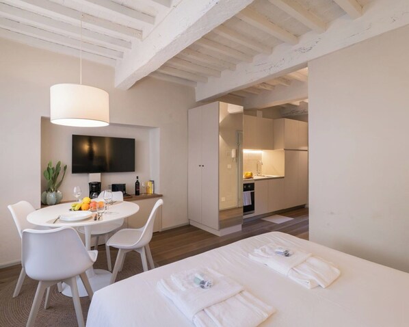 1 habitación, tabla de planchar con plancha y cuna de viaje 