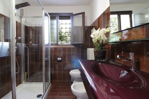 Regadera, secadora de cabello, bidet 