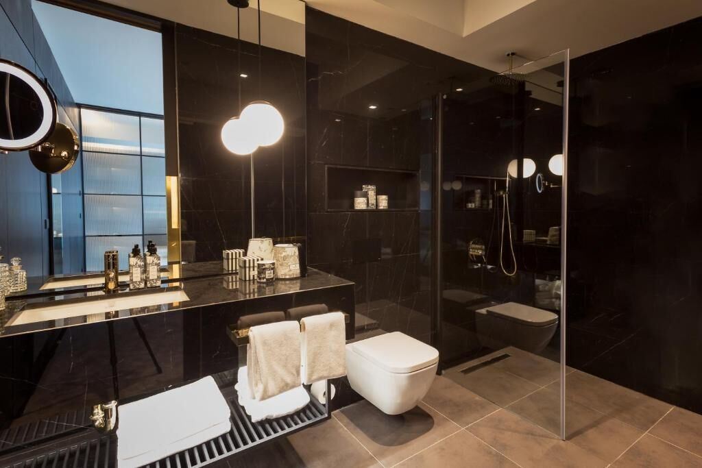 Regadera, regadera tipo lluvia, amenidades de baño de diseñador 