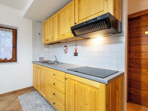 Réfrigérateur, micro-ondes, batterie de cuisine, vaisselle et ustensiles