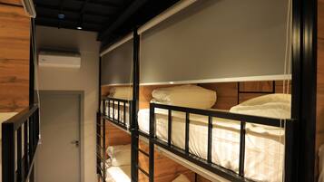 Een kluis op de kamer, een strijkplank/strijkijzer, gratis wifi