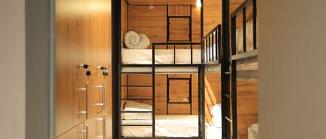 Coffres-forts dans les chambres, fer et planche à repasser