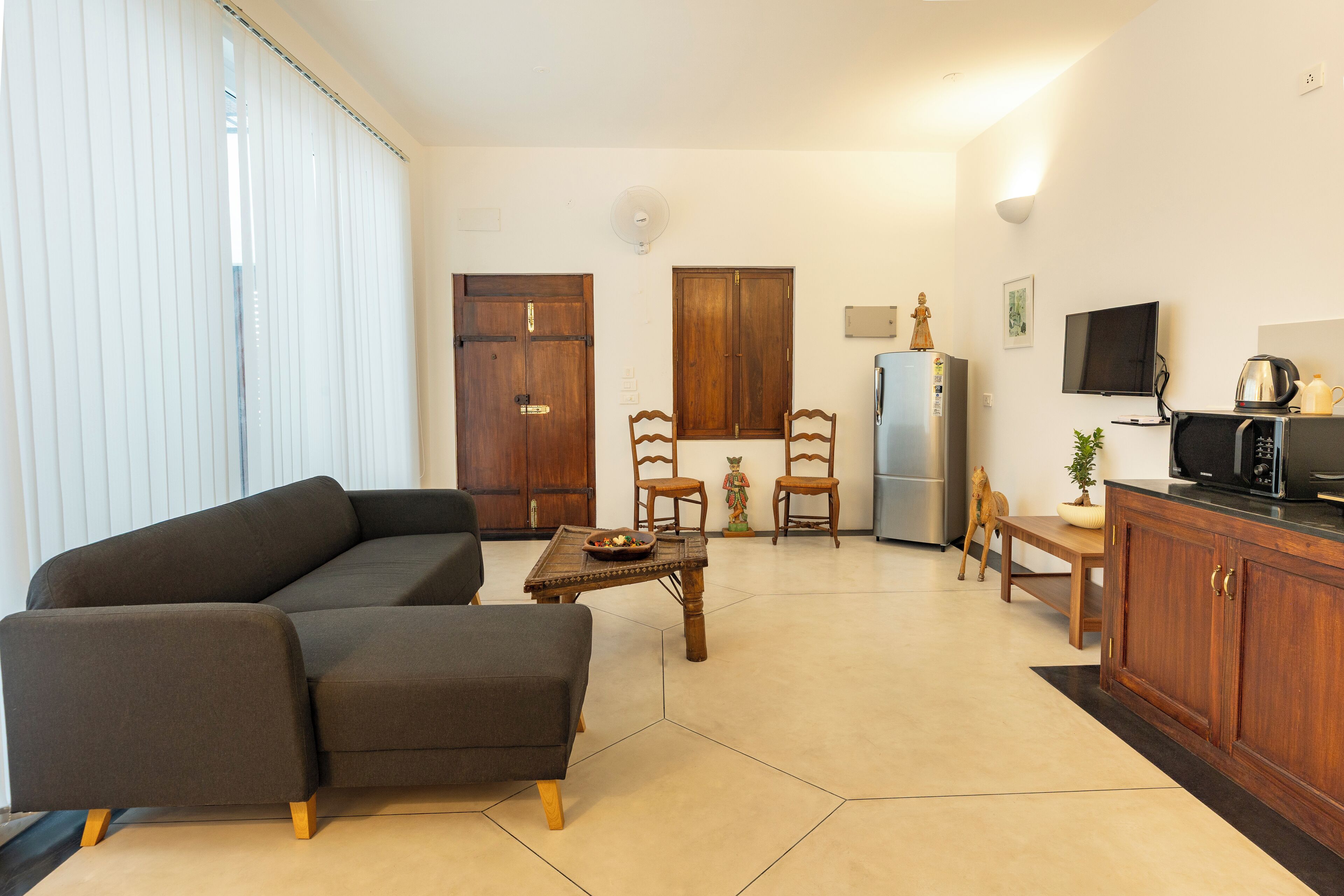 Classic Studio Suite, Balcony, City View | Living area