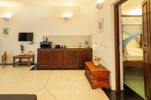 Klassieke studio suite, balkon, uitzicht op stad | Privékeuken | Een koelkast/vriezer, een magnetron, een oven, een kookplaat