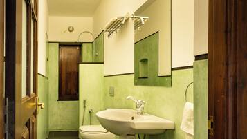 Classic-Studiosuite, Balkon, Stadtblick | Badezimmer | Dusche, kostenlose Toilettenartikel, Haartrockner, Hausschuhe