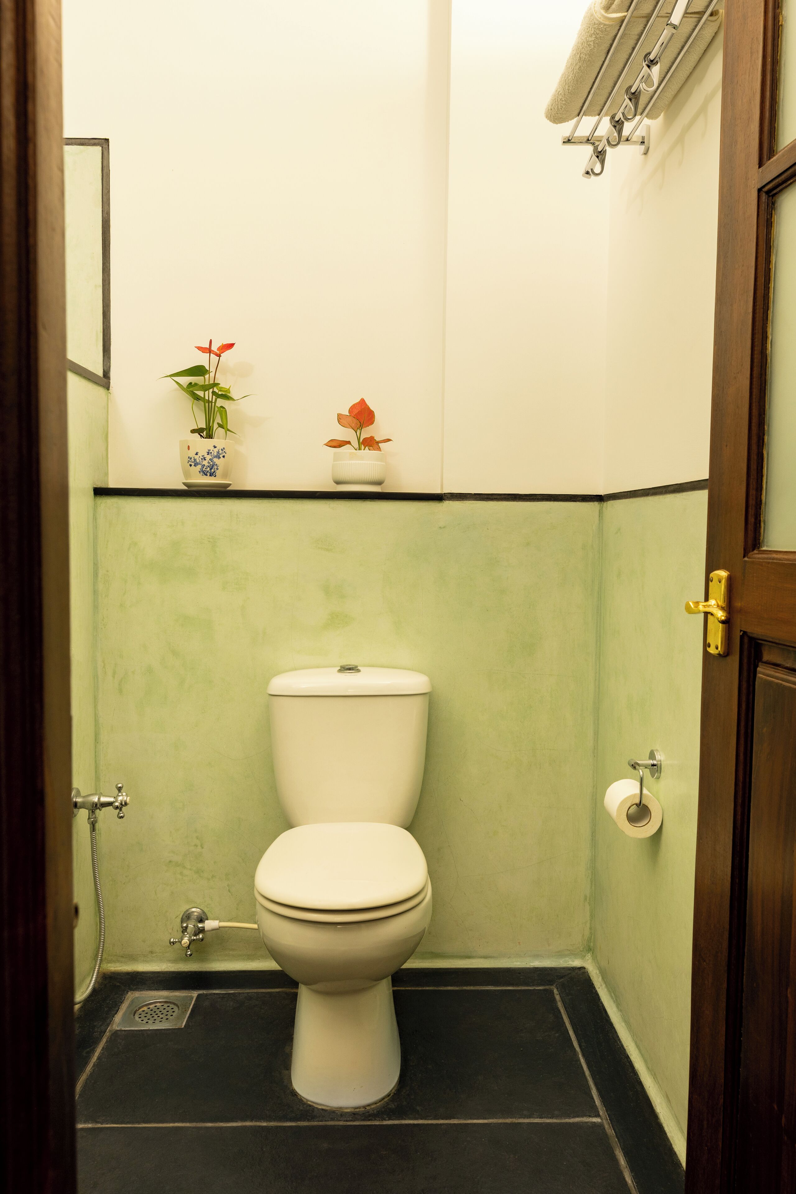 Ein kleines Badezimmer mit Toilette, Dusche und Waschbecken.