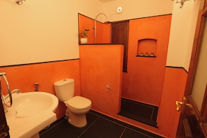 Villa familiale, balcon, vue sur la mer | Salle de bain | Douche, articles de toilette (gratuits), séchoir à cheveux, pantoufles