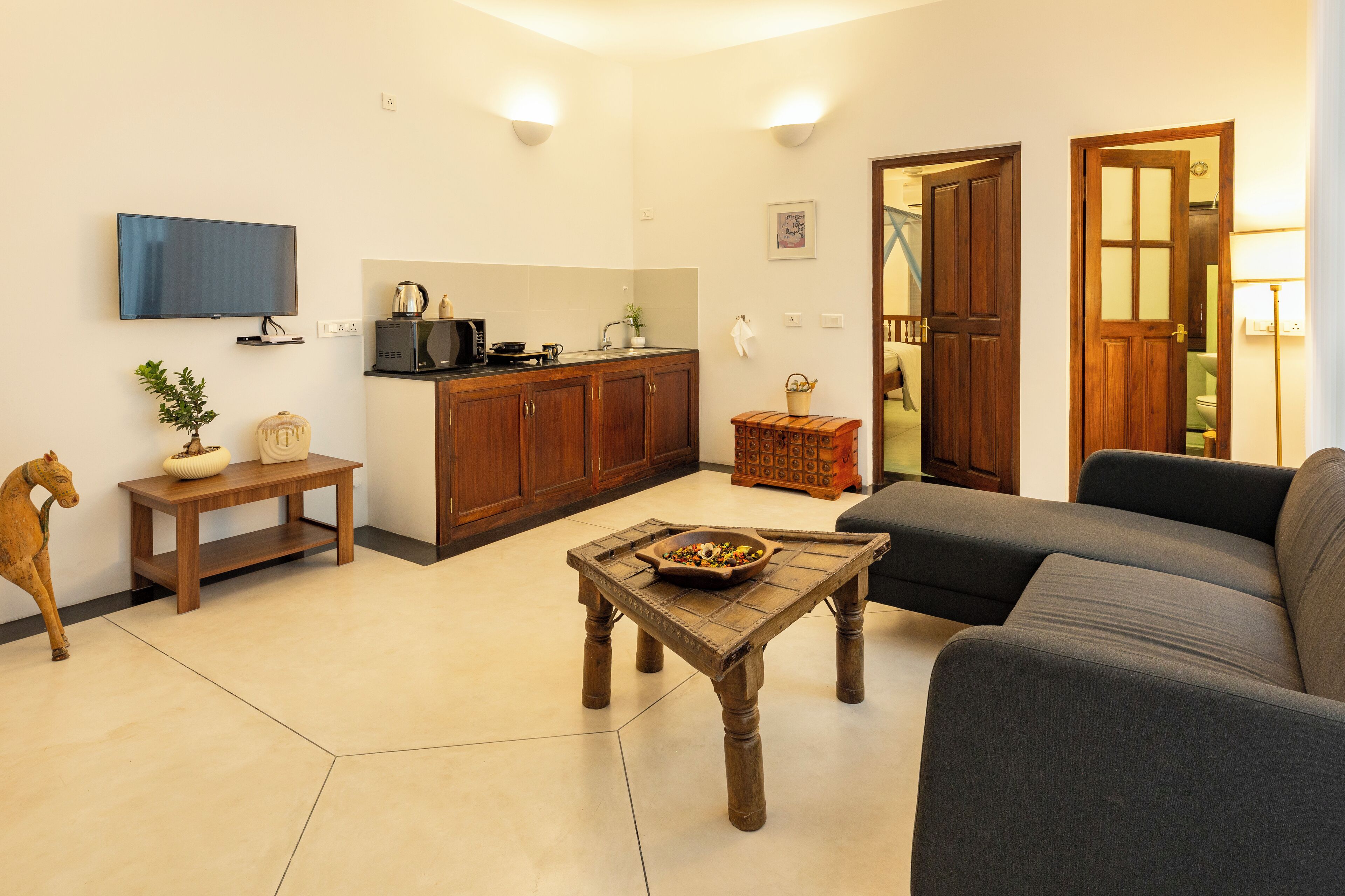 Suite estudio clásica, balcón, vistas a la ciudad | Escritorio y espacio para trabajar con un portátil