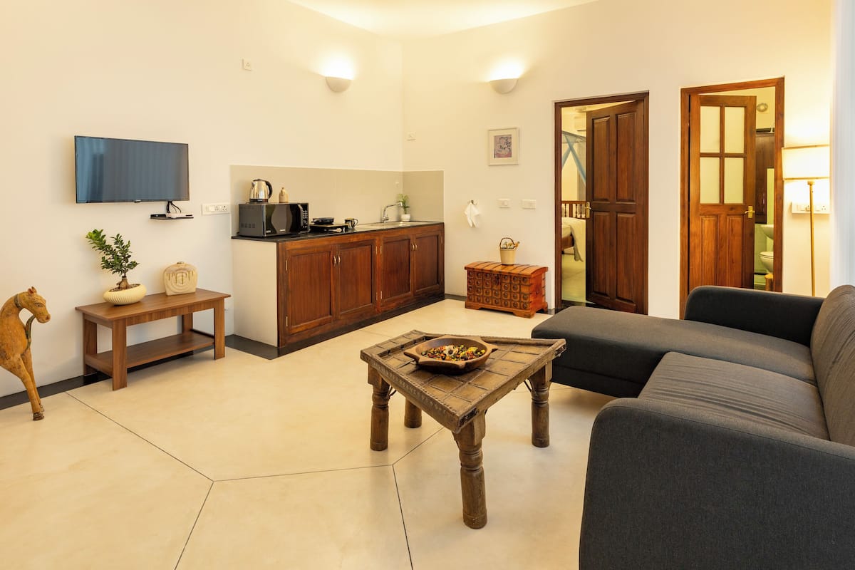 经典开间套房, 阳台, 城市景观 | 办公桌、笔记本电脑工作区、熨斗/熨板、免费 WiFi