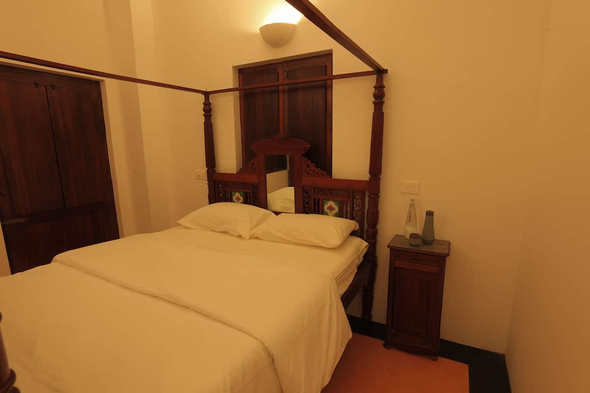 Studio Suite Klasik, balkon, pemandangan kota | Meja kerja, ruang kerja ramah laptop, dan setrika/meja setrika