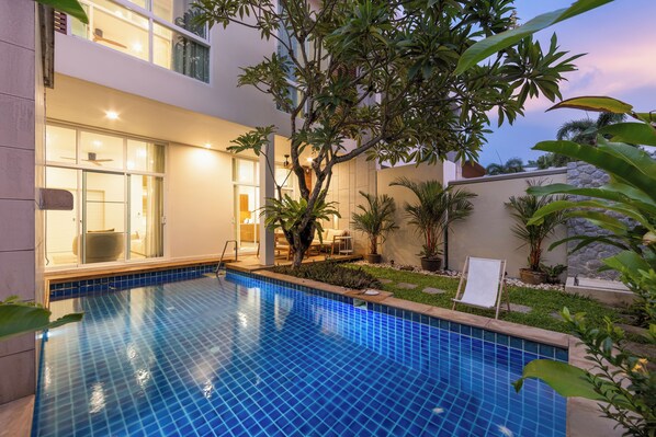 Front of property - evening/night